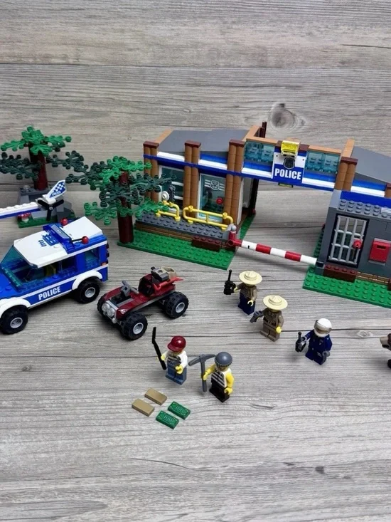 Lego Forest Police Station 4440 High Speed Chase 60138 Fire Car 30221
Minifigure - Picture 2 of 16